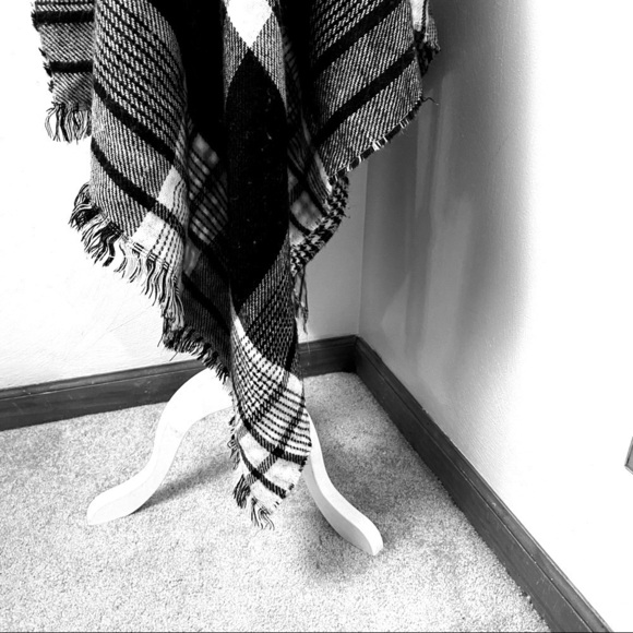 Express Large Plaid/Checkered Black & White Fringed Wrap/Scarf. - Picture 5 of 14
